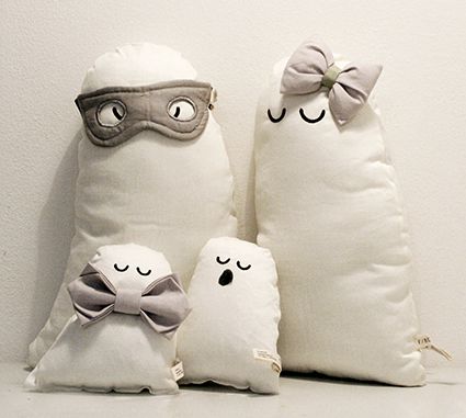 sleepy ghost family! cute organic ghost cushions dressed up for Halloween with accessories / all by FABELAB. ©2014 fabelab Sewing Decor, Halloween Sewing, Fall Sewing, Japanese Bag, Adornos Halloween, Ghost Decoration, Halloween Pillows, Autumn Crafts, Halloween Items