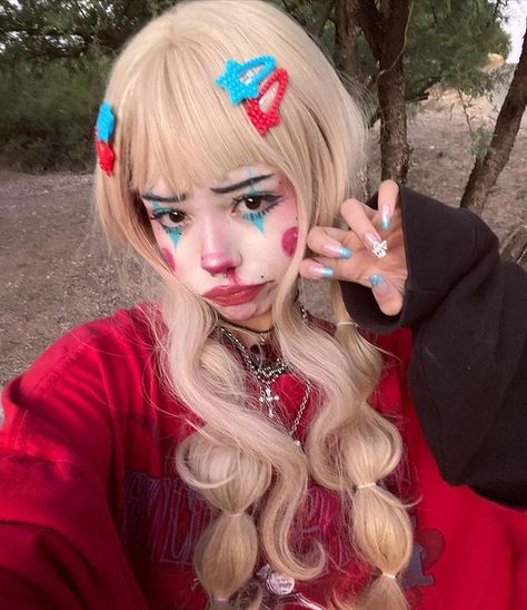 monstra0.o | alt clown makeup Alt Clown Costume, Cute Clown Outfit Ideas, Monstra Clown Makeup, Cute Scary Clown Makeup, Kawaii Clown Makeup, Monstra0.3 Makeup Clown, Alt Clown Makeup, Subtle Clown Makeup, Clown Inspired Outfit