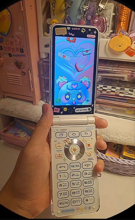 Cute Clothes Kawaii, Samsung Flip Phone, Japanese Cell Phones, 2000s Phone, Flip Phone Aesthetic, Blogging Apps, Samsung Flip, Cute Camera, Old Technology