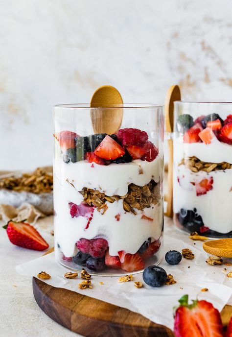 Yogurt Parfait Aesthetic, Italian Brunch, Low Sugar Yogurt, Healthy Parfait, Yogurt Parfait Recipe, Fruit And Yogurt Parfait, Fruit And Yogurt, Easy And Healthy Breakfast, Greek Yogurt Parfait