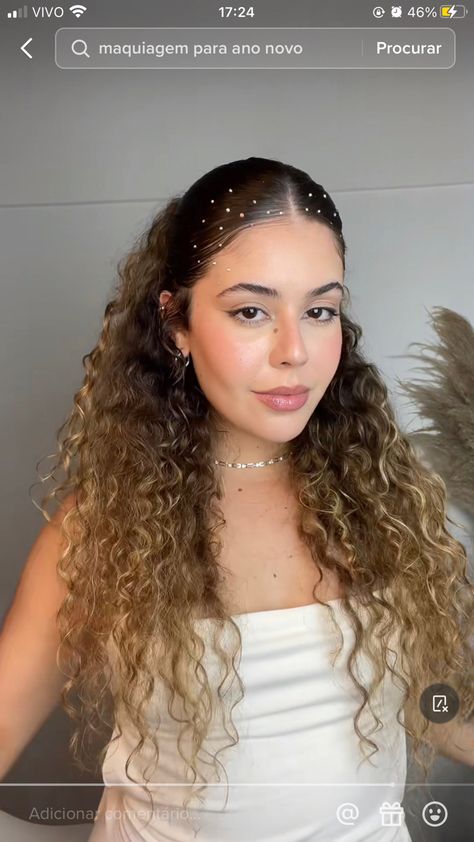 Pearl Hairstyles Curly Hair, Pearl Curly Hairstyles, Pearls Curly Hair, Pearls In Curly Hair, Curly Hair With Pearls, Carnaval Aesthetic, Carnival Hairstyles, Curly Prom Hair, Curly Hair Ponytail