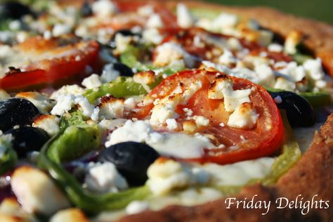 homemade Greek Pizza with Spinach, Feta cheese and Olives YUM :) Greek Pizza Recipe, Feta Cheese And Olives, Greek Meals, Pizza With Spinach, Foods Pizza, Spinach Mozzarella, Cheese And Olives, Pepper Pizza, Make Homemade Pizza