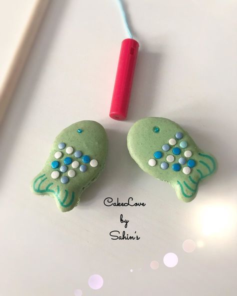 Funda & Gülsüm on Instagram: “Fish Macarons 🐠 #macarons #macaronstagram #macaroncake #cakepops #cake #fishmacarons #popcakes #popcake #torten #tortenliebe…” Fruity Pebble Macarons, Sea Macarons, Fish Macarons, Fruity Pebbles Macarons, Animal Macarons, Macaron Cake, Cakepops, Macarons, First Birthdays