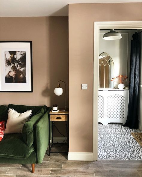 Farrow & Ball on Instagram: “Calming and warm, our deep salmon pink, #DeadSalmon, creates the most subtle and serene of environments. #FarrowAndBall 📸:…” Dead Salmon Living Room, Dead Salmon Bedroom, Salmon Pink Bedroom, Dead Salmon Farrow And Ball, Dead Salmon, Kedleston Hall, Bedroom Planner, Warm Gray Paint, Paint Trends