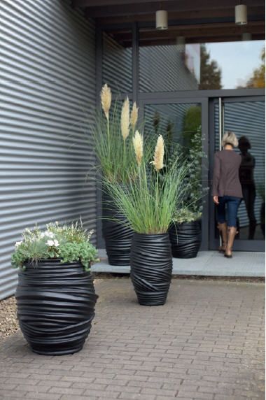 Not those plants but for the concept Fleur--great containers!! Outdoor Patio Flooring Ideas, Small Patio Furniture, Small Outdoor Patios, Farmhouse Patio, Beach Patio, Patio Flooring, Apartment Patio, Patio Landscaping, Small Backyard Patio