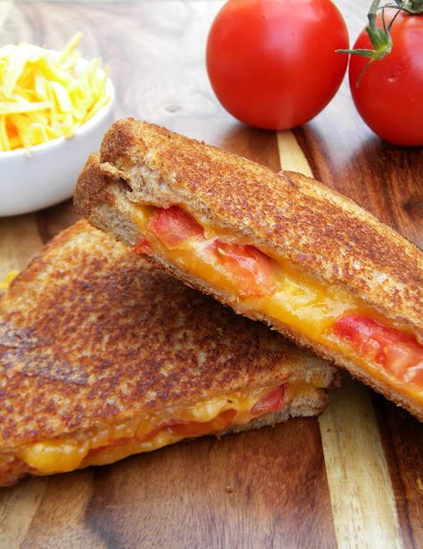 Classic Grilled Cheese with Tomato Cheese And Tomato Toastie, Cheese And Tomato Sandwich, Tomato Sandwich Recipes, Grilled Cheese With Tomato, Grill Cheese, Cream Cheese Sandwiches, Perfect Grilled Cheese, Mozzarella Sandwich, Grilled Ham And Cheese