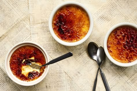 Crème Brûlée Pumpkin Creme Brulee, Fun Thanksgiving Desserts, Creme Brulee Recipe, Brulee Recipe, Pumpkin Custard, Custard Recipes, Caramel Topping, Thanksgiving Desserts, Pumpkin Cream