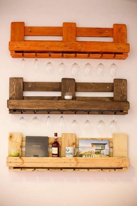 Diy Furniture Building, Pallet Bar Diy, Pallet Furniture Designs, Diy Home Bar, Pallet Designs, Wooden Pallet Furniture, Wooden Wine Rack, Wooden Pallet Projects, Pallet Crafts