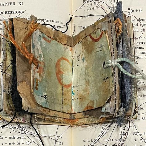 Kunstjournal Inspiration, Fabric Journals, Handmade Book, Fabric Book, Handmade Books, Mixed Media Art Journaling, Process Art, Altered Books, Journal Covers