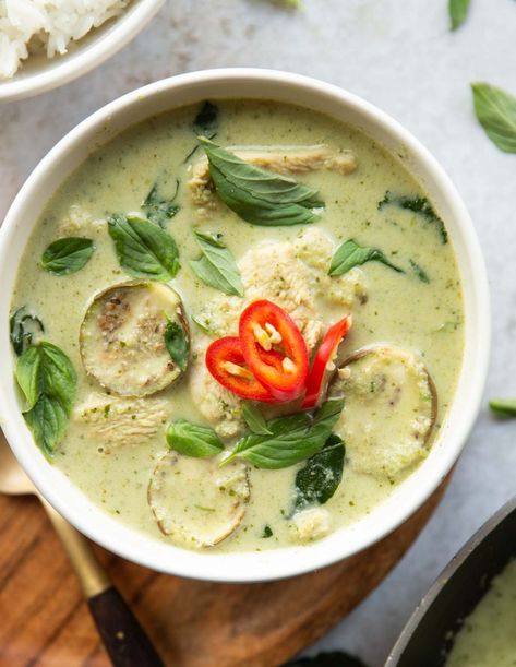 This authentic Thai green curry is made with a simple homemade paste. It's so easy to make and takes just 30mins! | www.dontgobaconmyheart.co.uk Authentic Thai Green Curry, Shrimp Soup Recipes, Chicken Thai, Thai Curry Recipes, Green Curry Recipes, Curry Easy, Favorite Chicken Recipes, Green Curry Chicken, Food Thai