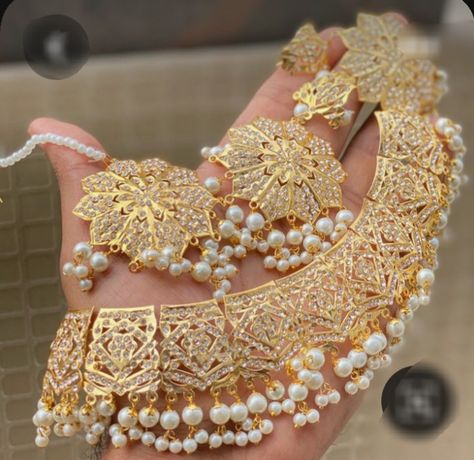 Dulhan Necklace Set, Jadau Jewellery Traditional Gold, Punjabi Jewellery Gold Jewelry Sets, Kundan Jewellery Set Simple, Punjabi Traditional Jewellery Gold, Punjabi Jewelry Traditional, Jadau Choker Set, Traditional Gold Jewellery, Pakistan Design