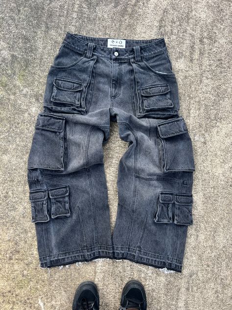 baggy cargo jeans. black washed heavy denim Cargo Jeans Black, Denim Cargos, Baggy Cargos, Baggy Cargo Jeans, Cargo Pants Baggy, Grunge Boy, Streetwear Pants, Clothing Haul, Oversized Jeans