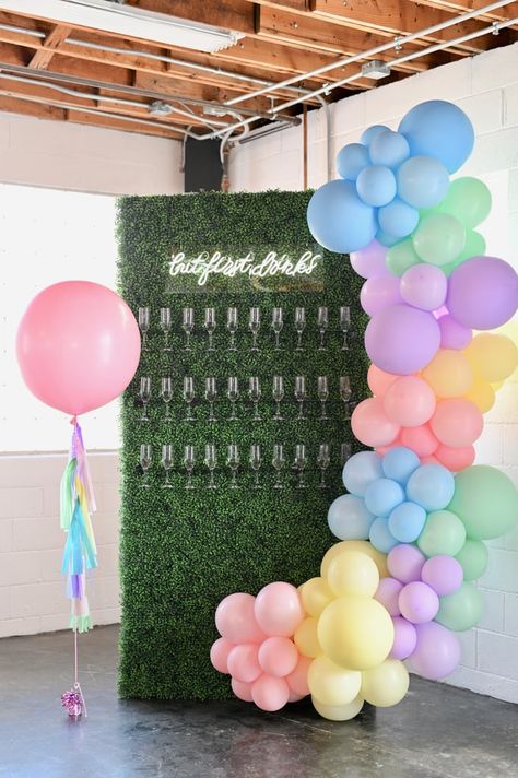 Wedding Ideas Colorful, Colorful Wedding Decor, Creative Place Cards Wedding, Real Life Couple, Foundry Wedding, Rainbow Balloon Arch, Cake Classic, Greenery Wall, Rainbow Wedding