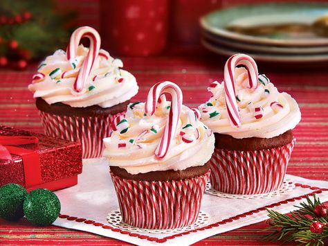 Cupcakes With Marshmallow Frosting, Candy Cane Cupcakes, Mud Cookies, Marshmallow Fluff Fudge, Icing Recipe For Cake, Fluff Frosting, Fudge Cookie Recipe, Marshmallow Fluff Frosting, Candy Cane Dessert