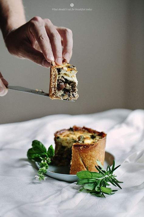 Quiche with spinach, mushrooms and herbs | What Should I Eat For Breakfast Today? | Bloglovin’ Quiche With Spinach, What Should I Eat, Delicious Quiche, Spinach Stuffed Mushrooms, Vegetarian Recipes Dinner, Delicious Vegetarian, Tart Recipes, Morning Food, Sweet Savory