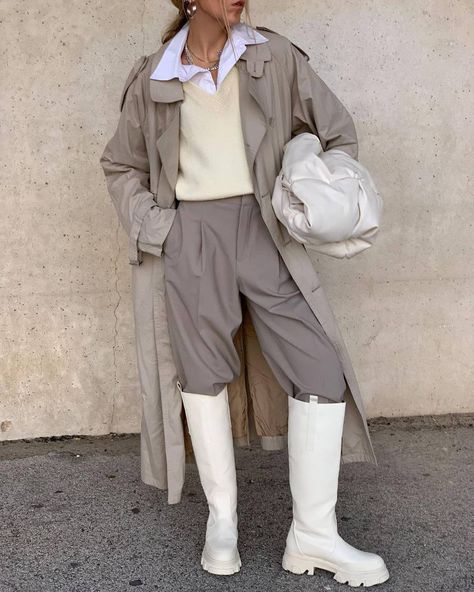 Trenchcoat Outfit, Classic Fashion Pieces, Oversize Outfit, Sweater Vest Outfit, Long Sweater Vest, Classic Coats, Chic Sweaters, White Boots, Vest Fashion