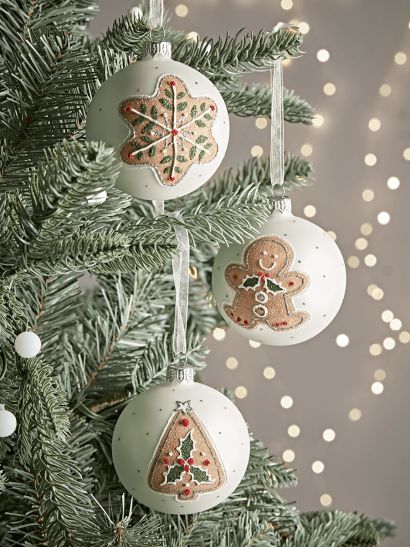 Diy Ornament Ideas Paint, Ornament Decoration Ideas, Christmas Bauble Painting, Handmade Christmas Baubles, Decorating Ornaments Ideas, Painted Baubles Christmas, Decorating Baubles, Glass Ornaments Diy Christmas, Christmas Ornaments Aesthetic