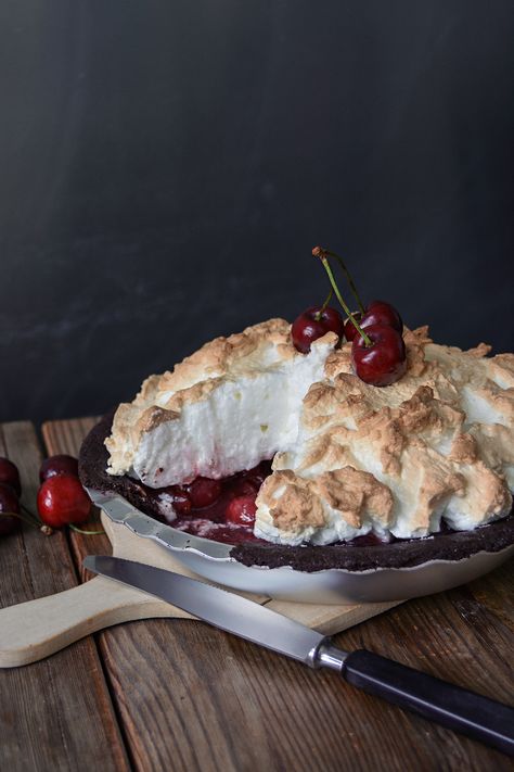 Cherry Chocolate Meringue Pie — Meike Peters | eat in my kitchen Cherry Meringue Pie, Christmas Cherry Pie, Cherry Meringue, Brown Butter Shortbread, Shortbread Crust Recipe, Cherry Cakes, Chocolate Cherry Pie, Coffee Table Classic, Chocolate Meringue Pie