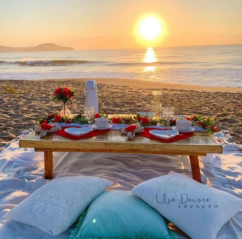 Decoração de picnic para pedido de casamento na praia, com café da manhã! . . . #piquenique #picnic #pedidodecasamento #picnicaesthetic #casalapaixonado #noivado #pedidos #cafedamanha #decorationideas #decoracaoromantica Hand Couple, Girlfriend Proposal, Food Set Up, Proposal Pictures, Beach Proposal, Cute Birthday Ideas, Cute Date Ideas, Romantic Picnics, Romantic Proposal