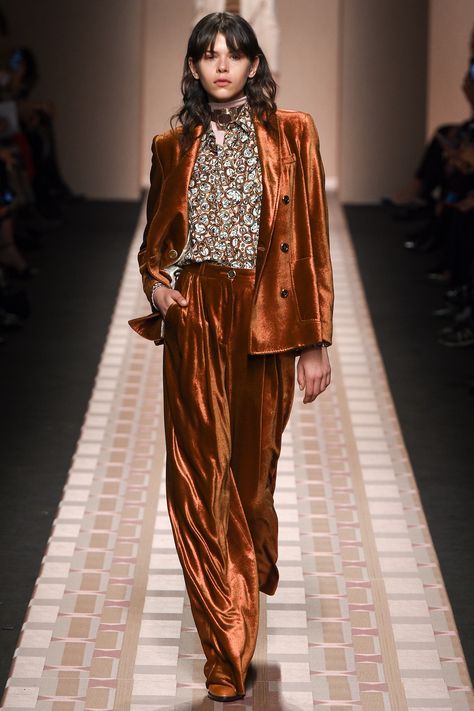 Trussardi - Fall 2017 Ready-to-Wear Mode Kimono, Velvet Fashion, Velvet Pants, Fall 2017, Mode Inspiration, Fashion 2017, Womens Fashion Trends, Moda Fashion, Milan Fashion Week