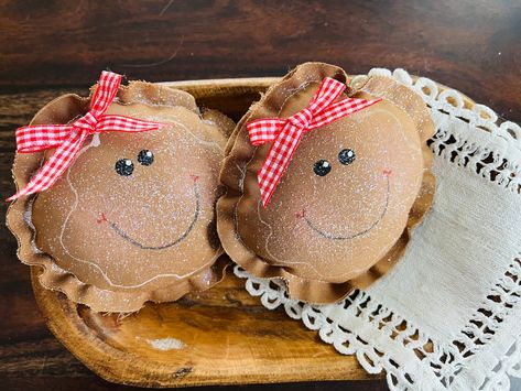 Christmas Bazaar Crafts, Winter Diy Crafts, Gingerbread Decor, Gingerbread Diy, Gingerbread Crafts, Gingerbread Christmas Decor, Christmas Craft Fair, Bazaar Crafts, Gingerbread Decorations