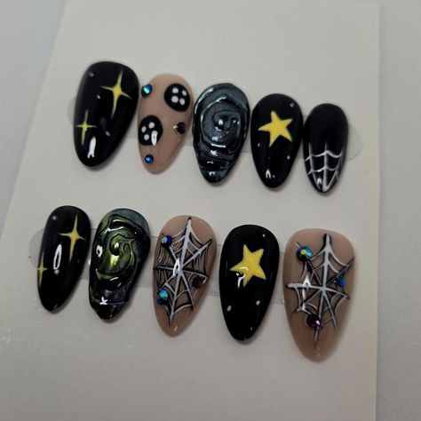 Coraline inspires nails ✨️💅 hand drawn .beautiful ,durable and reusable. all press on nail purchase come with a prep kit instructions glue tabs and glue . Simple Coraline Nails, Coraline Inspired Nails, Coraline Nails Art, Tim Burton Nails, Coraline Nails, Fake Nails Designs, Moon Nails, Y2k Nails, Cat Nails