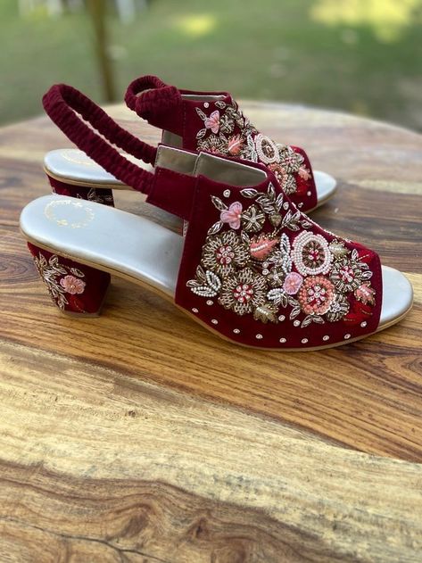 Wedding Jutti For Bride, Bridal Slippers Indian, Wedding Sandals For Bride Indian, Bridal Chappal, Footwear For Women Wedding, Stylish Shoes Heels, Handmade Shoes Pattern, Bridal Sandals Heels, Wedding Sandals For Bride