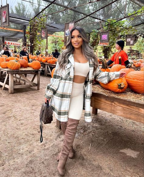 Pumpkin Patch Outfit Buchifresa, Punkin Patch Outfit Ideas For Women, Pumpkin Patch Outfit Ideas Women, Pumpkin Patch Pregnant Outfit, Pumpkin Patch Ootd, Fall Outfit Ideas Photoshoot, Baddie Pumpkin Patch Outfit, Pumpkin Patch Aesthetic Outfits, Pumpkin Patch Outfit Women Fall