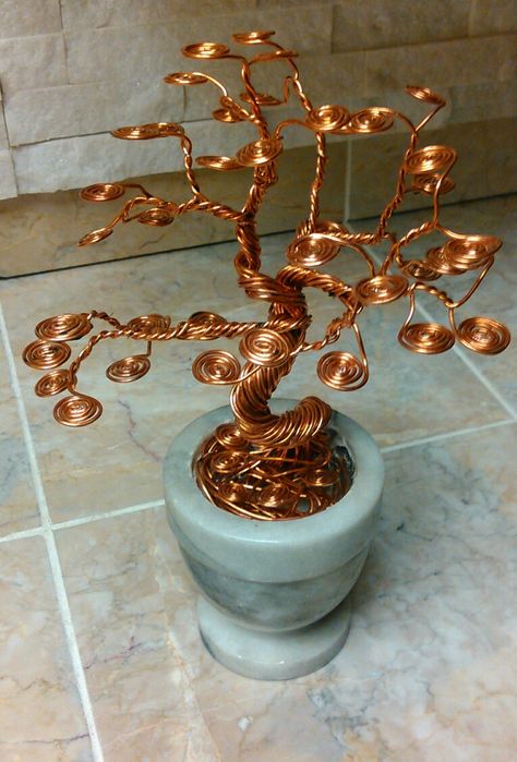 Tree made out of copper Copper Wire Crafts, Wire Bonsai, Art Fil, Crafting Wire, Copper Wire Art, Wire Art Sculpture, Wire Diy, Wire Tree Sculpture, Wire Trees