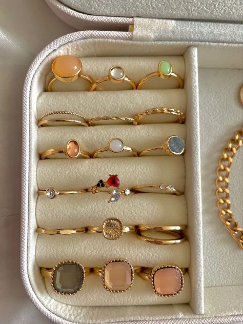 Pretty Jewelry Necklaces, Fancy Jewellery Designs, Luxe Jewelry, Gold Rings Fashion, Rings Jewelry Fashion, Girly Accessories, Jewelry Fashion Trends, Jewelry Essentials, Classy Jewelry