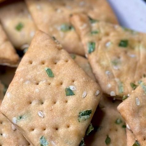 Henna Aggarwal on Instagram: "🌿Spring Onion Crackers🌿 These Spring Onion crackers are crispy, addictive, salty and everything nice. Absolutely irresistible and you definitely can’t stop at just one! 🤤 🍪AP Flour- 150 Gms 🍪Milk- 60 Gms 🍪Butter- 35 Gms 🍪Salt- 1/2 Tsp 🍪Yeast- 1 Tsp 🍪Baking Soda- 1/2 Tsp 🍪Baking Powder- 1/2 Tsp 🍪Spring Onion- 30 Gms 🍪Sesame Seeds- 1 Tbsp . . . . . . . . #biscuits #cookies #biscuit #food #homemade #chocolate #foodporn #baking #yummy #biscotti #instafood #f Bakery Breakfast, Biscuits Cookies, Food Homemade, Spring Onion, Homemade Chocolate, Sesame Seeds, Baking Powder, Yeast, Crackers