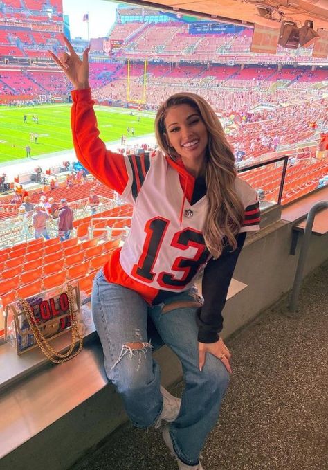 Wild N Out, Football Wife, Super Bowl Outfit, Football Girlfriend, Lauren Wood, Improv Comedy, Football Jersey Outfit, Odell Beckham, Tailgate Outfit