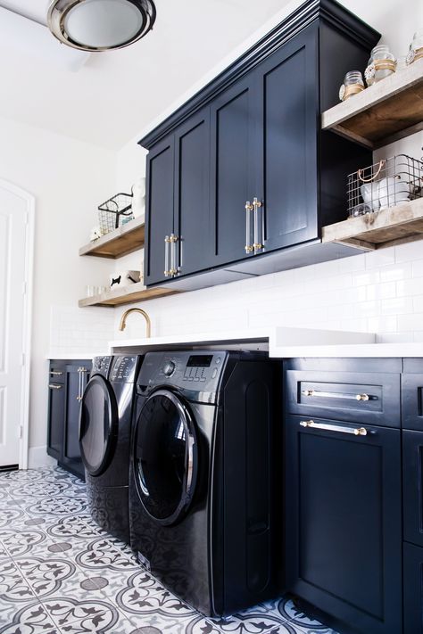 Trend Forecast for 2018: Back to Black — Savvy Interiors Navy Laundry Room, Laundry Room Paint Color, Laundry Room Paint, Blue Laundry Rooms, White Laundry Rooms, Dream Laundry Room, White Laundry, Laundry Room Layouts, Laundry Room Renovation