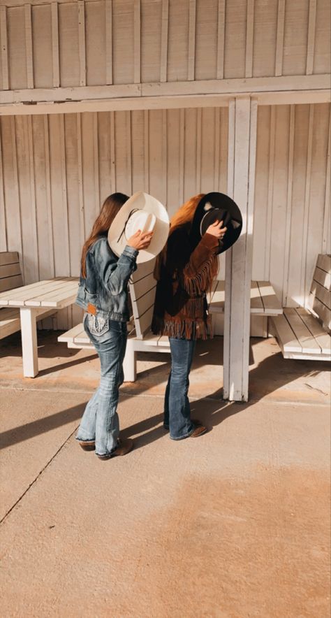 Country Best Friend Pictures, Twin Senior Pictures, Western Photoshoot Ideas, Rodeo Fits, Beach Best Friends, Country Friends, Country Best Friends, Cowgirl Photoshoot, Cute Senior Pictures