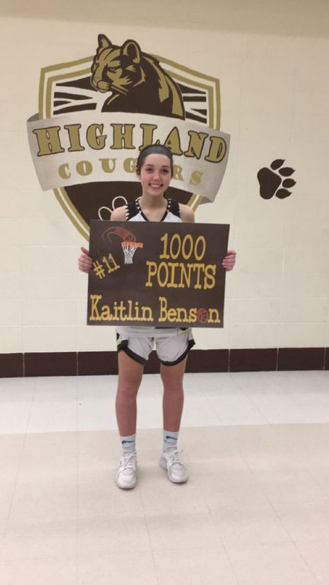 1000 basketball points sign #basketball #basketball #signs 1000 Points Basketball Signs, 1000 Points Basketball Ideas Poster, 1000 Points Basketball Ideas, 1000 Points Basketball, Basketball Celebration, Basketball Locker Decorations, Spirit Posters, School Spirit Posters, Basketball Banners