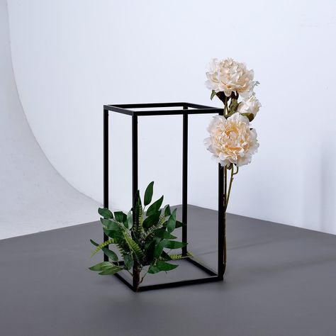 Black Metal Wedding, Wedding Flower Stand, Black Wedding Flowers, Wedding Flower Vase, Geometric Centerpiece, Dinner Centerpieces, Centerpiece Vase, Vase Holder, Geometric Table