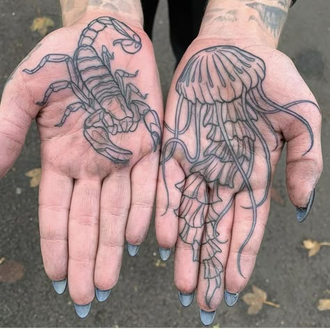 Palm Tattoo Ideas, Hand Palm Tattoos, Palm Size Tattoos, Hand Tatts, Palm Tattoo, Traditional Black Tattoo, Circle Tattoos, Insect Tattoo, Palm Tattoos