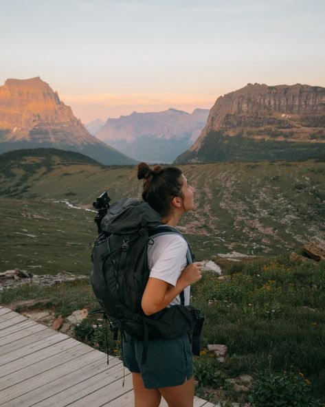 Visiting Glacier National Park, Glacier National Park Hikes, Aesthetic Mountains, Hiking Bags, Hiking Photos, Mountains Aesthetic, Boots Outfits, Glacier Park, Backpacks For Women