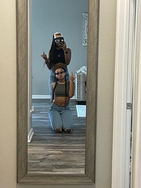 Mirror Pics Best Friends, Best Friend Mirror Pictures, Friend Mirror Pictures, Best Friend Picture Ideas, Friend Picture Ideas, Bestie Pictures, Bestie Photoshoot, Bestie Poses, Bsf Pics