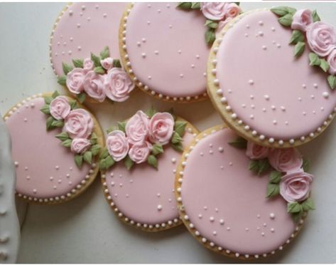 Galletas en rosas y con rosas. Christmas Butter, Flowers Fondant, Cake Decorating Flowers, Sugar Cookie Designs, Fondant Cookies, Pretty Cookies, Butter Cookie, Fancy Cookies, Creative Cookies