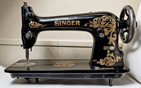 Sewing Machine Decals, Sewing Machine Tattoo, Sawing Machine, Treadle Sewing Machines, Machine Photo, Old Sewing Machines, Antique Sewing Machines, Industrial Sewing Machine, Vintage Sewing Machine