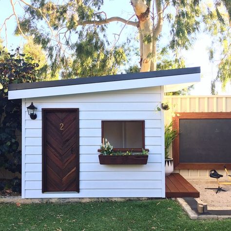 Forget building forts with pillows and blankets: kids these days are playing make-believe in decked out playhouses that'll put your own house to shame. From Kids Cubby Houses, Backyard Playhouse, Build A Playhouse, Cubby House, Playhouse Outdoor, Cubby Houses, Diy Outdoor Decor, Kids Playhouse, Backyard For Kids