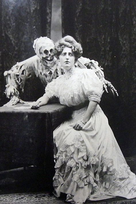 23 Horrifying Old Photos That Will Keep You Awake At Night Angelic Horror, Vintage Bizarre, Halloween Fotos, Vintage Halloween Photos, Horror Vintage, Creepy Vintage, Creepy Photos, Skeleton Art, Odaiba