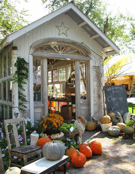 Tiny She Shed, Ethereal Autumn, Fall Open House, She Shed Designs, Garage Guest House, Autumn Invitations, Small Cottages, Green Houses, Fall Decor Ideas