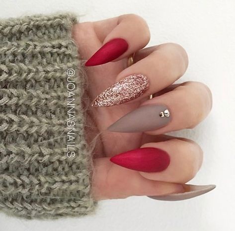 Love the colors but just too sharp in shape Red And Gold Nails, Red Christmas Nails, Stiletto Nail Art, Elegant Nail Designs, Nails Red, Super Nails, Christmas Nails Acrylic, Ideas Nails, Elegant Nails