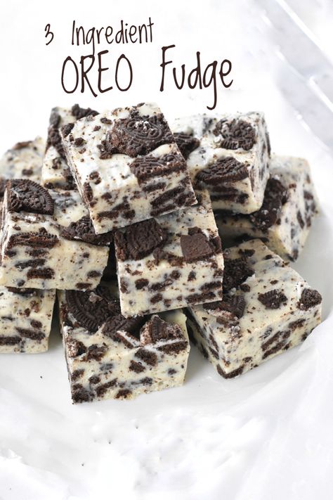 Easy and delicious cookies and cream flavoured fudge with just 3 ingredients! Fudge Flavour Ideas, Cookies And Cream Fudge 3 Ingredient, Cookies N Cream Fudge, Oreo Fudge Brownies, Easy Squares Recipe 3 Ingredients, 3 Ingredient Oreo Fudge, Easy Chocolate Recipes 3 Ingredients, Easy Pastry Recipes 3 Ingredients, Easy Desert 3 Ingredients