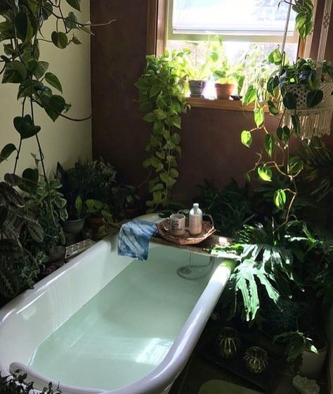 I have a huge jacuzzi tub, and plants like this would be perfect all around it!!! Farmhouse Side Table, Home Modern, Design Living Room, Bath Tub, House Goals, Indoor Garden, Plant Decor, The Floor, My Dream Home