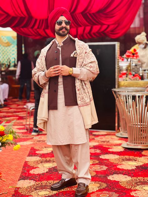 Traditional Indian Mens Clothing, Men Formal Outfit, Robin Outfit, Graduation Poems, Designer Suits For Wedding, Mens Shawl, Pajama Men, Wedding Kurta, Wedding Kurta For Men