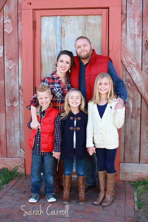 Fall family of 5 poses - family of five photos Family Christmas Pictures Family Of 5, Red And Blue Family Photo Outfits, Fall Family Photos Family Of Five, 5 Family Members Photoshoot, Posing Ideas For Family Of Five, Fall Photos Family Of Five, Large Group Family Photos Fall, Poses Family Portraits, Family Of 5 Poses