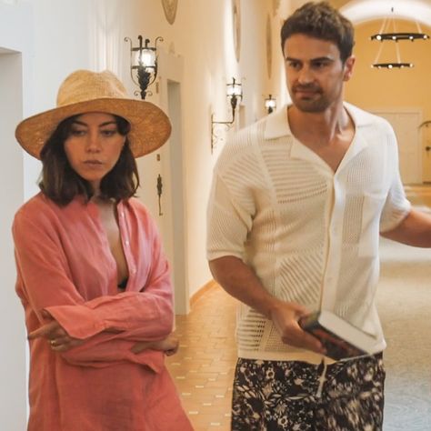 Aubrey Plaza White Lotus Style, Theo James White Lotus Outfits, Aubrey Plaza The White Lotus, Aubrey Plaza White Lotus Outfits, Harper White Lotus Outfits, Theo James White Lotus, Harper White Lotus, Aubrey Plaza White Lotus, White Lotus Style